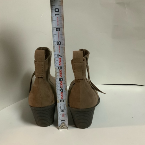 Boots - Picture 7 of 8